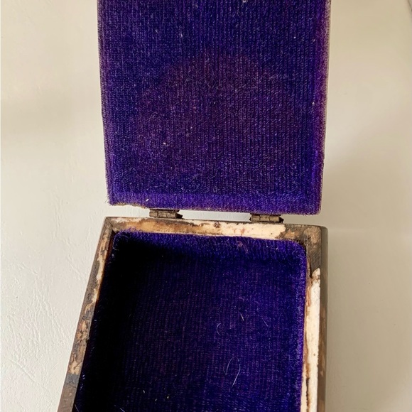 Vintage box made from bone and brass - Picture 9 of 12